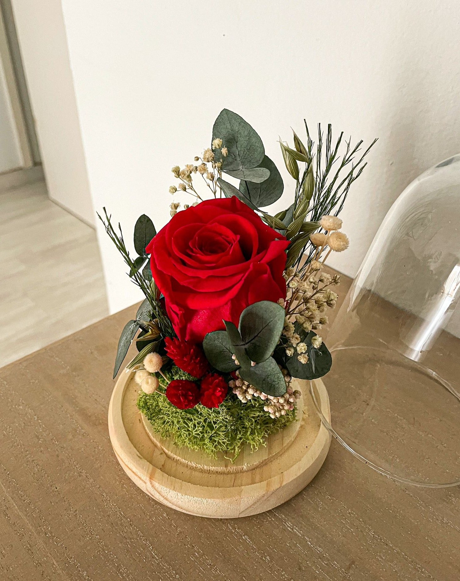 Capazo decorativo con flor seca y preservada con tonos variados  -Trencadissa Art floral